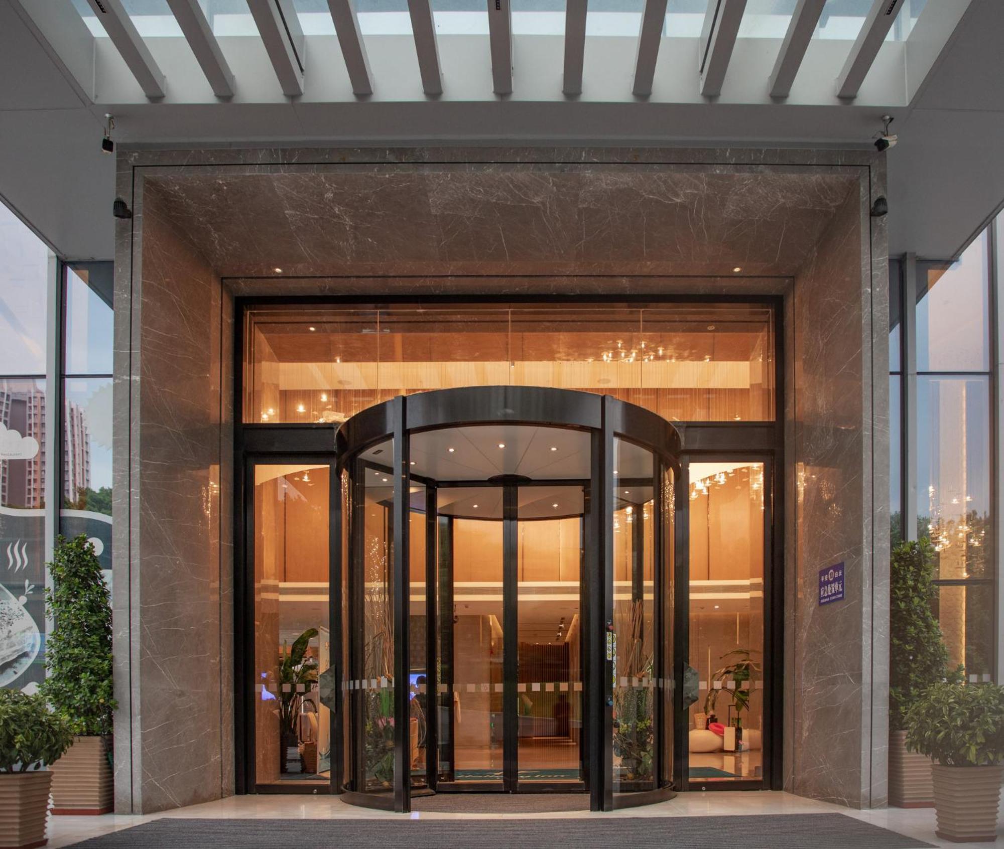 Holiday Inn Guangzhou South Lake Hotel - Ideal For Business & Leisure المظهر الخارجي الصورة
